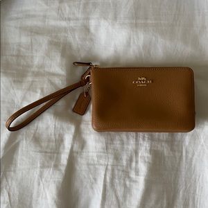 Coach wristlet 🌻